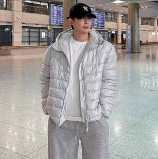남자 루즈 고퀄리티 마스터 경량 후드 패딩 집업 점퍼 가벼운 착용감 세련된 데일리룩 연예인 추천